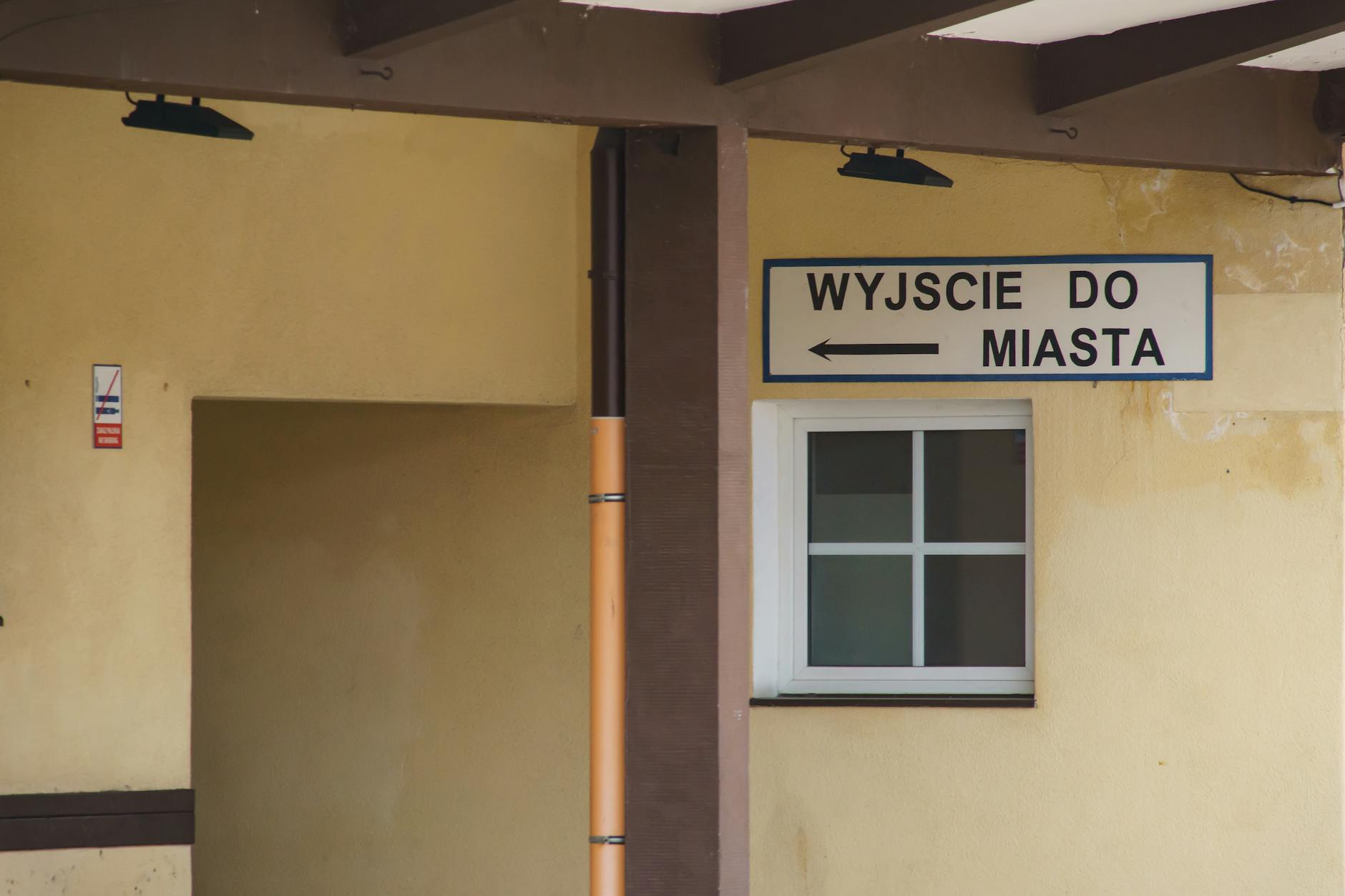 Grafika przedstawiająca kalendarz i symbole medyczne, ilustrująca kolejki do specjalistów w Chełmie