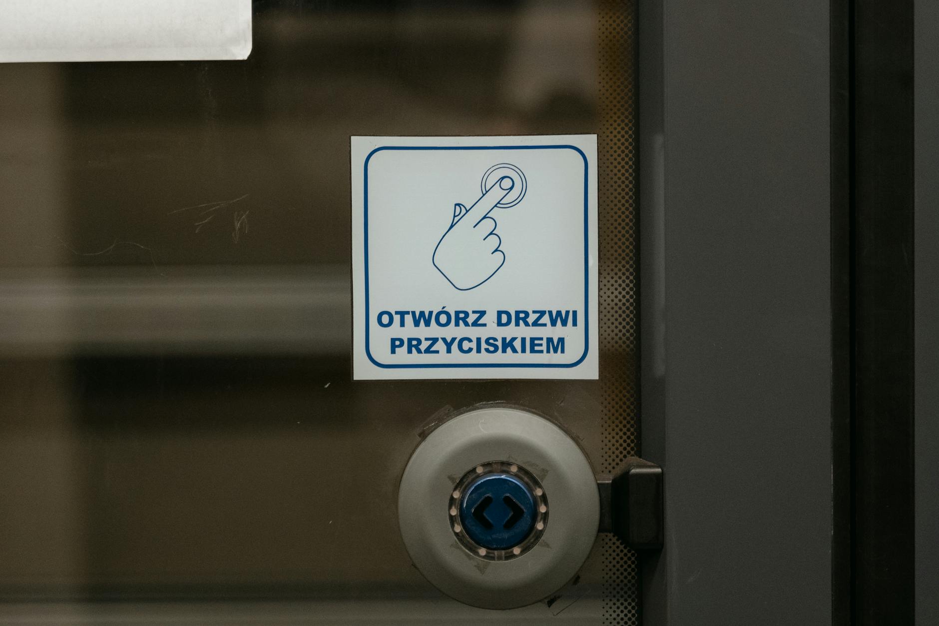 Uczestnicy Targów Pracy w Chełmie rozmawiają z przedstawicielami firm, szukając nowych możliwości kariery.